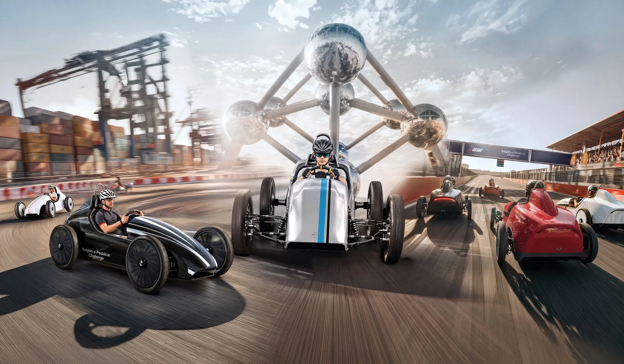 Des JUL en course sur circuit devant l’Atomium, visuel d’ambiance du Belgian e-Pedalcar Challenge