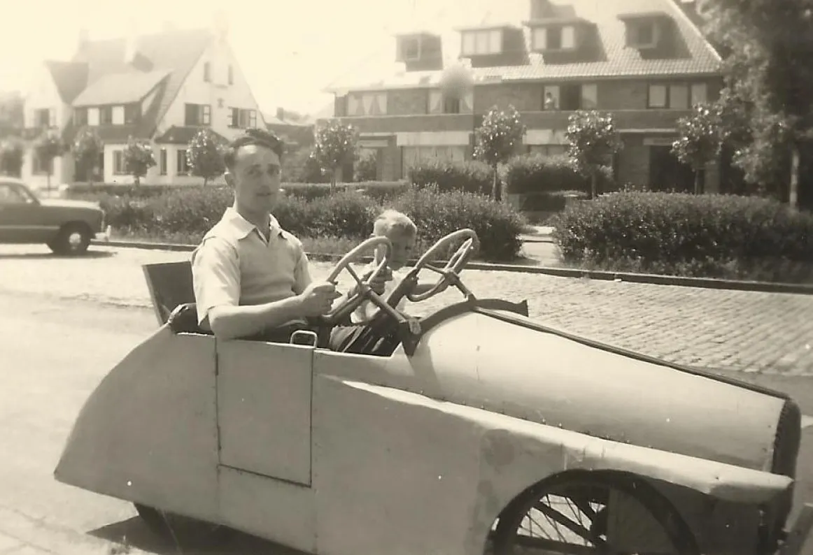 Photo d’archive : un homme et un enfant dans un ancien cuistax belge à la côte