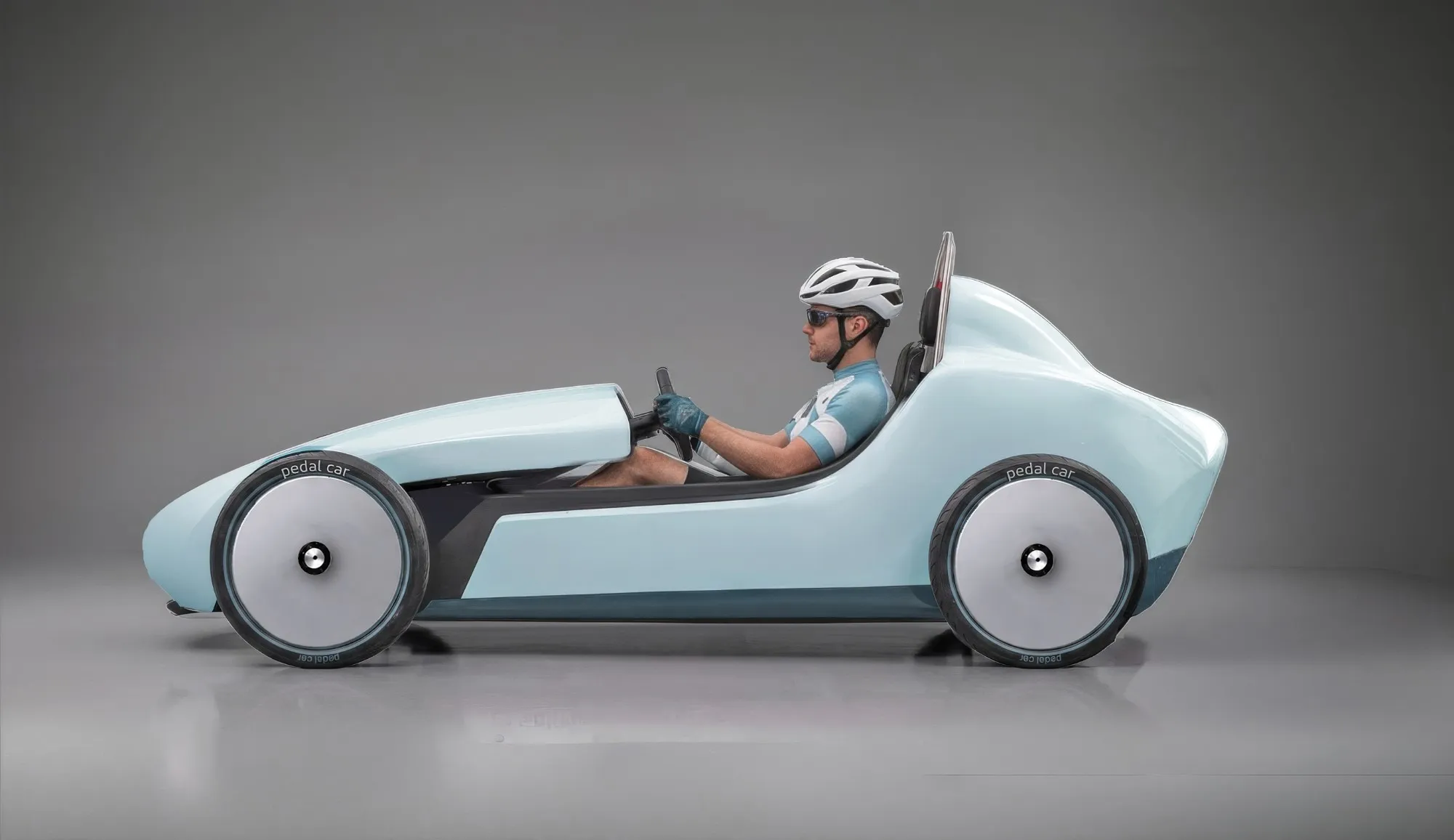 JUL, le cuistax 2.0 d’E-Pedalcar, avec pilote, vu de profil