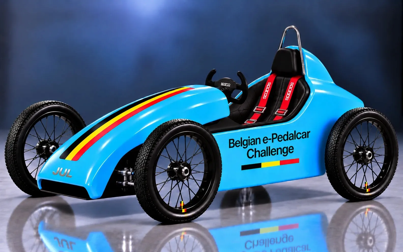 JUL en bleu avec le tricolore belge et l’inscription Belgian e-Pedalcar Challenge